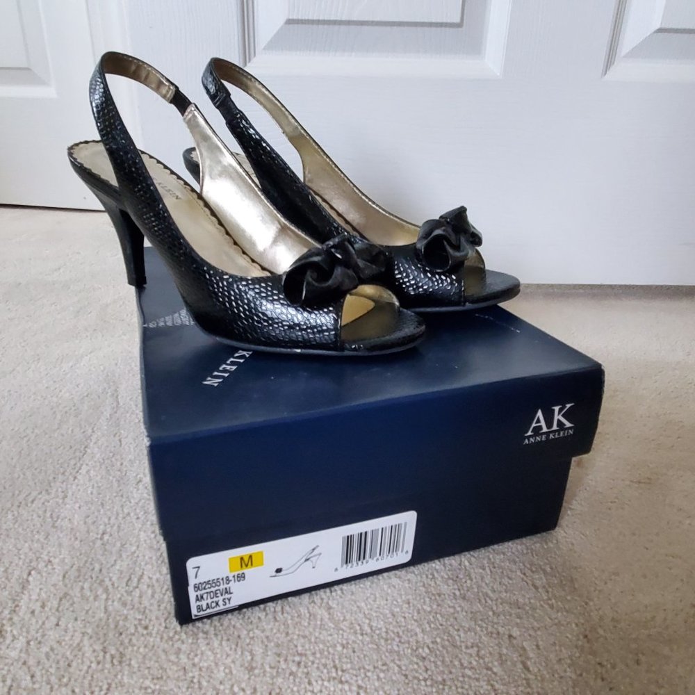 Size 7 Anne Klein Black Crinkle Patent Slingbacks
